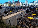 Hj&oacute;last&aelig;&eth;i &iacute; mi&eth;borginni ofan &aacute; ne&eth;anjar&eth;ar b&iacute;lageymslu - Hj&oacute;la&eth; &iacute; Malm&ouml;