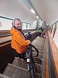 Sint Annatunnel g&ouml;ngin tengja saman hluta Antwerpen, beggja vegna &aacute;rinnar Scheldt. G&ouml;ngin eru fr&aacute; &thorn;v&iacute; r&uacute;mlega 1930 og eru &iacute; n&aelig;r upprunalegri mynd. &THORN;au eru eing&ouml;ngu fyrir gangandi og hj&oacute;landi. &THORN;au eru r&uacute;mur h&aacute;lfur k&iacute;l&oacute;metri a&eth; lengd. H&eacute;r er &eacute;g &iacute; r&uacute;llustiganum &aacute; lei&eth;inni ni&eth;ur &iacute; g&ouml;ngin, n&yacute;b&uacute;inn a&eth; leigja m&eacute;r rei&eth;hj&oacute;l. - Hj&oacute;la&eth; &iacute; Belg&iacute;u