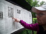 &thorn;ar sem l&yacute;&eth;urinn les dagbl&ouml;&eth;in saman &uacute;ti &aacute; g&ouml;tu - Hj&oacute;la&eth; til R&uacute;sslands 2010