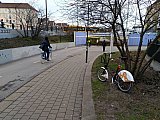 Undirg&ouml;ng eru vel h&ouml;nnu&eth; me&eth; s&yacute;n &iacute; gegnum g&ouml;ngin - Hj&oacute;la&eth; &iacute; Malm&ouml;