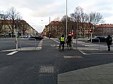 Tv&iacute;stefnust&iacute;gur &thorn;verar g&ouml;tu me&eth; umfer&eth;arlj&oacute;si. Taki&eth; eftir st&ouml;&eth;vunarl&iacute;num og bi&eth;skyldu&thorn;r&iacute;hyrningum - Hj&oacute;la&eth; &iacute; Malm&ouml;