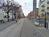 Tv&iacute;stefnust&iacute;gur &thorn;verar ja&eth;ar marka&eth;storgsins M&ouml;llev&aring;ngstorget. Borgarhj&oacute;lastandur milli st&iacute;gs og g&ouml;tu - Hj&oacute;la&eth; &iacute; Malm&ouml;