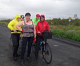 Ve&eth;ri&eth;?  Ekkert a&eth; &thorn;v&iacute; en kannski var &eacute;g &iacute; allt annari hj&oacute;lafer&eth; en f&eacute;lagar m&iacute;nir &iacute; Fjallahj&oacute;lakl&uacute;bbnum.  Nah, &eacute;g er bara svona heitfeng.  Um lei&eth; og &thorn;au voru b&uacute;in a&eth; kl&aelig;&eth;a sig &iacute; peysur og regnstakka, &thorn;&aacute; braust s&oacute;lin aftur fram &uacute;r sk&yacute;junum. - 30 &aacute;ra afm&aelig;lish&aacute;t&iacute;&eth; &Iacute;FHK