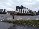Vegv&iacute;sar vi&eth; hringtorg. Tv&iacute;stefnust&iacute;gur liggur hringinn &iacute; kringum hringtorgi&eth; - Hj&oacute;la&eth; &iacute; Malm&ouml;