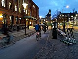 Hj&oacute;laumfer&eth; &iacute; mi&eth;borginni. - Hj&oacute;la&eth; &iacute; Malm&ouml;