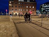 Hj&oacute;lalj&oacute;s framan vi&eth; a&eth;albrautarst&ouml;&eth;ina - Hj&oacute;la&eth; &iacute; Malm&ouml;