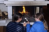 Kv&ouml;ldi&eth; lei&eth; vi&eth; glaum og gle&eth;i.  Ungvi&eth;i&eth; grilla&eth;i sykurp&uacute;&eth;a &aacute; me&eth;an reynsluboltarnir s&ouml;g&eth;u hreystis&ouml;gur fr&aacute; fyrri t&iacute;&eth;. - 30 &aacute;ra afm&aelig;lish&aacute;t&iacute;&eth; &Iacute;FHK