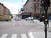 Gatnam&oacute;t G&ouml;tgatan og Ringv&auml;gen &aacute; S&ouml;der. Hj&oacute;landi fara yfir &aacute; reinum me&eth; rau&eth;um lit. - Hj&oacute;la&eth; &iacute; Stokkh&oacute;lmi