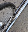 Breið dekk á leiguhjólunum tryggja það að dekkin festist ekki í raufunum á teinunum. - Hjólað í Vínarborg