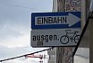 Undirmerki  „nema hjól“ við upplýsingarmerkið einstefna (D07.11), sem leyfir hjólreiðar gegn einstefnu. Í okkar reglugerð um umferðamerki vantar myndir af ökutækjum í kaflanum fyrir undirmerki. - Hjólað í Vínarborg